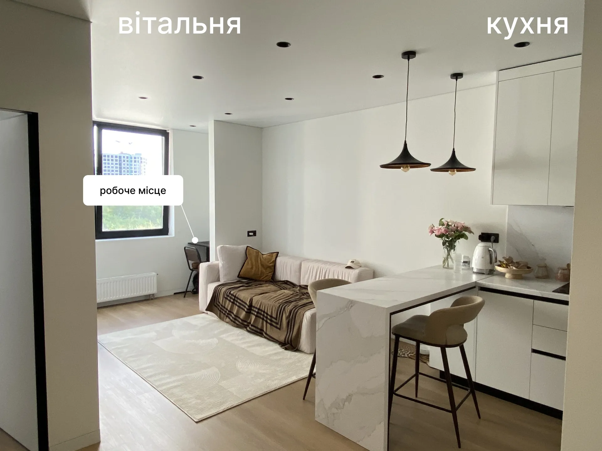 Вітальня з кухнею після ремонту під ключ у квартирі 44 м²: острів під мармур, точкові світильники, робоче місце біля вікна